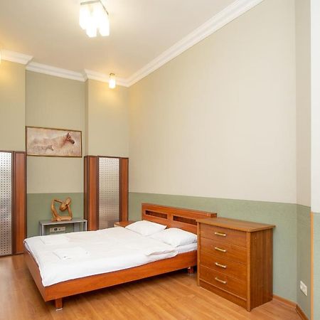 Простора 3 Кімнатна Біля Майдану Незалежності Apartman Kijev Kültér fotó
