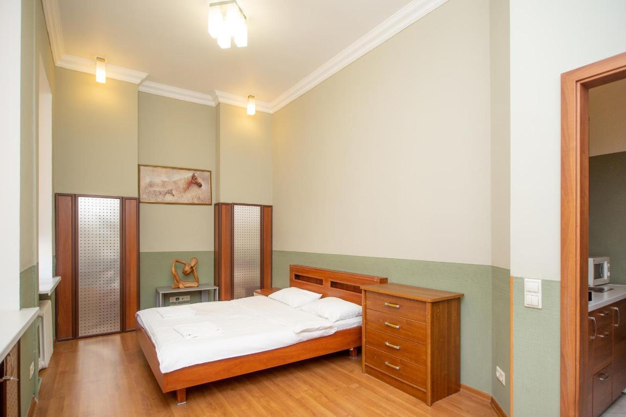 Простора 3 Кімнатна Біля Майдану Незалежності Apartman Kijev Kültér fotó